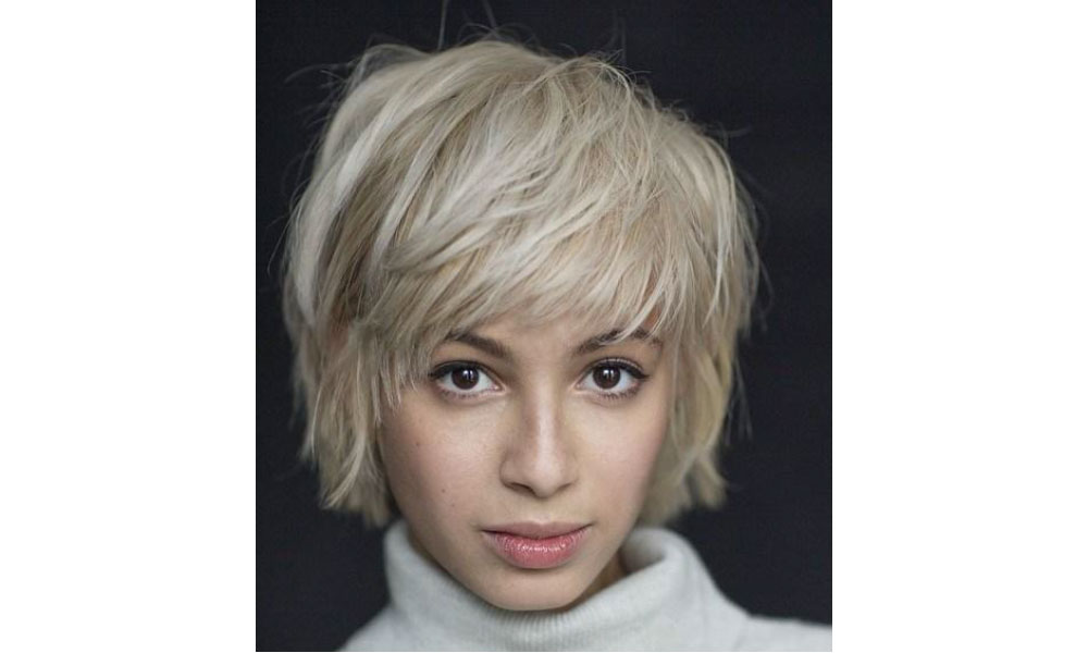 Femme avec les cheveux courts asymétriques le shag court
