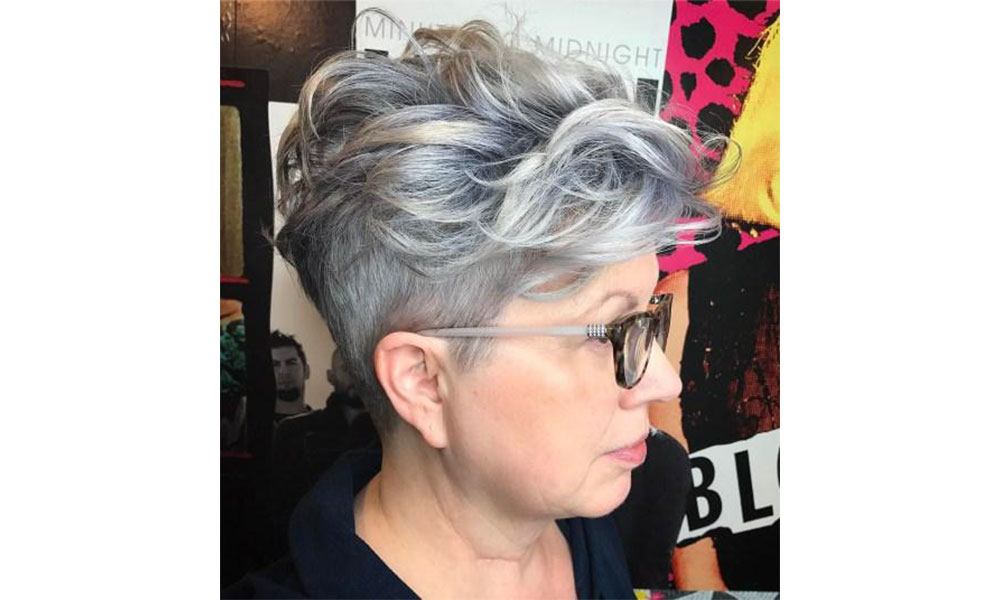 Femme avec les cheveux courts asymétriques le undercut - Coiffure Distinctive