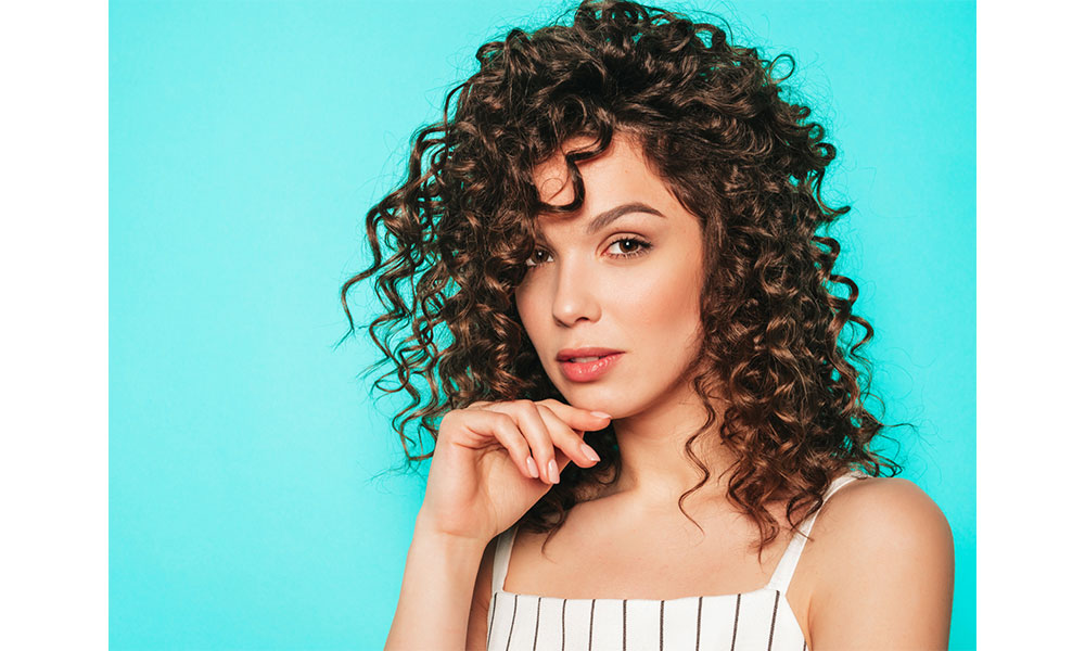 Cheveux Bouclés vs Frisés Démêler les Différences et trouver ton type